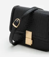 Cartera mediana transversal de PU con estampa crocco y cierre por locker metalizado.