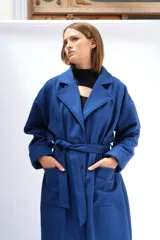 Tapado marrón de lana, corte oversize, con cuello solapa, cierre con botones y cinturón.