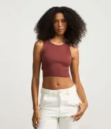 Top cropped sin mangas, color marrón oscuro, de corte ajustado al cuerpo y cuello redondo. Presenta textura acanalada.