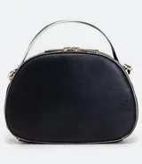 Bolso pequeño cruzado de forma redondeada, color negro con detalles en blanco. Tiene correa ajustable, tirante de mano y cierre de cremallera.
