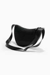 Cartera bandolera negra con diseño trenzado, forma asimétrica, cierre superior y correa ajustable.