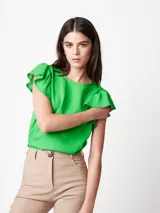 Top de lino color verde, con cuello redondo y mangas acampanadas, de corte a la cadera.