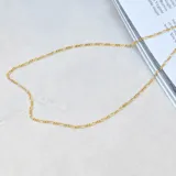 Cadena dorada fina con eslabones tipo fígaro.