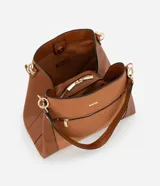 Bolso grande tipo tote confeccionado en PU color marrón, con correa de hombro y bolsillo frontal con cierre.