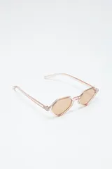 Lentes de sol con forma geométrica, montura color beige y lentes color marrón.