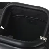 Bolso bandolera negro de cuero con forma rectangular y esquinas redondeadas. Cuenta con cierre de broche metálico plateado y correa de cuero ajustable.