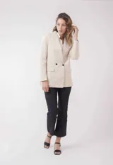 Blazer de corte clásico en color crema, con solapas amplias y doble botón.