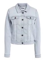 Chaqueta de jean celeste de corte clásico con cuello, cierre frontal con botones, bolsillos delanteros y mangas largas.