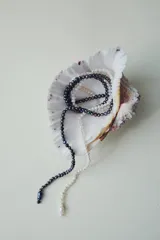 Collar de perlas blancas y negras.