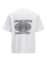 Remera blanca de manga corta con cuello redondo y estampado pequeño en el pecho.