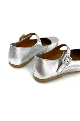 Zapato tipo Mary Jane plateado, 100% de cuero, con capellada, forro y plantilla de cuero. Ajuste con hebilla.