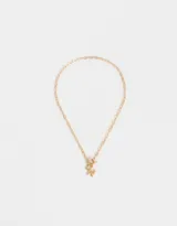 Collar corto dorado con cadena de eslabones, cierre de mosquetón, dije de corazón y dije de letra B.