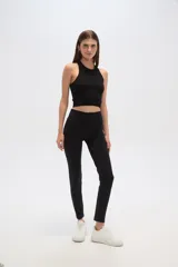 Calza larga color marrón topo, de poliamida, tiro alto y calce ajustado.