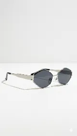 Lentes de sol hexagonales con montura metálica plateada y lentes oscuros. Unisex, con protección UV400.