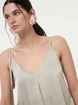 Top de viscosa con escote en V y breteles finos regulables, color beige.
