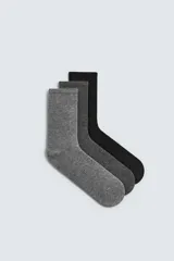 Pack de tres pares de calcetines de algodón acanalados en tonos de gris.