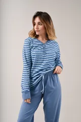 Pijama con estampado floral, de manga larga y puños en las muñecas, cómodo y versátil.