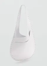 Bolso de hombro blanco de piel bovina con bolsillo decorativo y tachuelas.