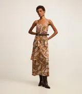 Vestido evasé midi de breteles anchos con elásticos, escote cuadrado y abertura vazada con frunzidos abajo del busto, lastex en la espalda y volados en superposición en la pollera. Estampado con flores y follaje.