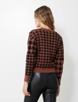 Cárdigan tejido marrón con estampado pata de gallo en negro, escote en V y cierre frontal con botones.