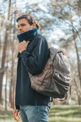 Cuello de corderito sintético color azul petróleo con base de cuero y etiqueta de la marca Sierra Mora.