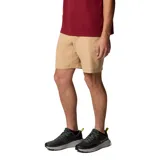 Short chino color beige, con tecnología Omni-Shade™ UPF 50 para protección solar y Omni-Shield™ para repeler la humedad y las manchas.