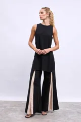 Blusa sin mangas color negro, de corte recto y largo irregular.