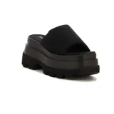 Sandalias negras con plataforma y tira ancha.
