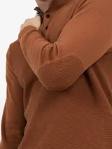 Sweater de punto color marrón con cuello polo y botones.