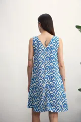 Vestido corto sin mangas con estampado de ondas en color azul y blanco, escote en V.