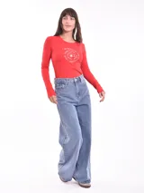 Remera color tostado de manga larga con cuello redondo y estampado de un águila y la palabra 'Merica.