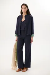 Chaqueta color crudo de lino con corte con vivos a contratono y forros estampados.