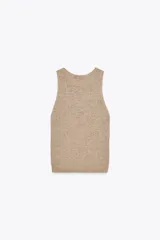 Top color beige de punto rústico con cuello redondo y sisa.