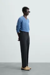 Pantalón de traje para hombre de corte regular fit, confeccionado en una mezcla de cáñamo y lana de origen italiano. Presenta bolsillos frontales, bolsillos traseros de vivo y cierre frontal con cremallera y botón.