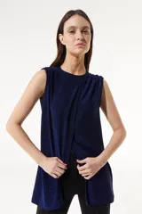 Musculosa de lurex azul marino, con cuello a la base, cruce delantero que se ata por debajo y corte holgado.