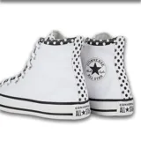 Zapatilla alta blanca de lona con detalles en negro y logotipo clásico de Converse.