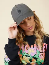 Gorra de lona lavada color gris con bordado frontal de la letra R.