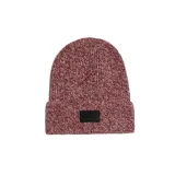 Gorro de punto en color rojo con diseño tejido y logotipo en la parte frontal.