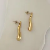 Par de aros colgantes dorados con forma irregular y diseño moderno.