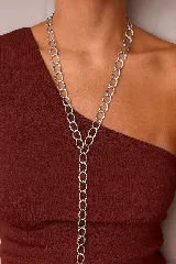 Collar largo plateado con eslabones ovalados.