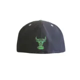 Gorro de béisbol gris con visera azul y logo del toro de Chicago bordado al frente.