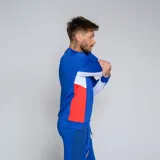 Buzo deportivo Umbro del Club Nacional de Football, modelo Premier, color azul marino con detalles en blanco en los puños y paneles laterales en rojo. Presenta el escudo del club en el pecho.