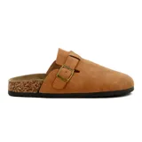Zueco casual color camel con hebilla ajustable y suela baja.