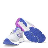 Championes de running para mujer de New Balance, con parte superior de malla y entresuela que brinda amortiguación suave.