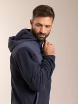 Canguro con capucha azul marino y detalles en azul más oscuro en la parte superior del pecho y la capucha. Tiene cierre frontal, bolsillos laterales y logo de la marca bordado en el pecho.