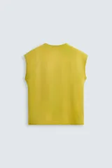 Musculosa gris de corte holgado con cuello redondo y sisas amplias. Tiene un efecto lavado que le da una apariencia única.