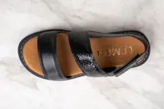 Sandalia de cuero negra con tiras anchas cruzadas y suela track.