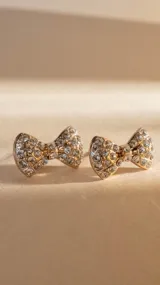 Caravana en forma de moño, decorada con strass, color dorado.