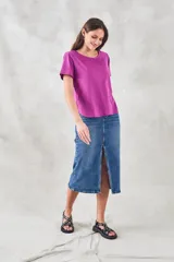 Remera azul de algodón peinado, corte recto, mangas cortas y detalle de vainillas laterales.