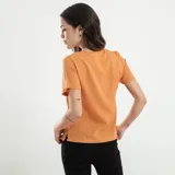 Blusa verde con diseño plisado y mangas cortas, de corte ajustado.